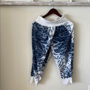 Lululemon Athletica Blue and White Leggings with Tie-Dye Pattern super classy